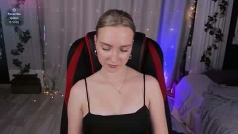 Snapshot of ellabloom chatting on September 2025 02:42:01 PM Ella online show from September 2025 02:42:01 PM