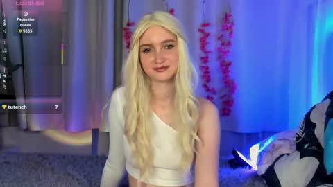 Snapshot of ellabloom chatting on October 2025 03:45:02 PM Ella online show from October 2025 03:45:02 PM