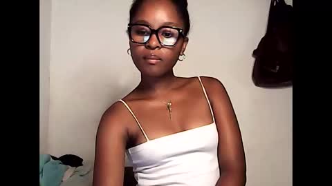 ellah245 online show from April 2026 11:18:01 PM