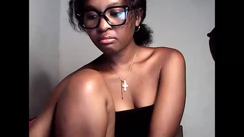 ellah245 online show from April 2026 10:58:01 PM