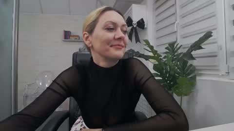 Snapshot of ellamilf chatting on October 2025 04:40:02 PM online show from October 2025 04:40:02 PM