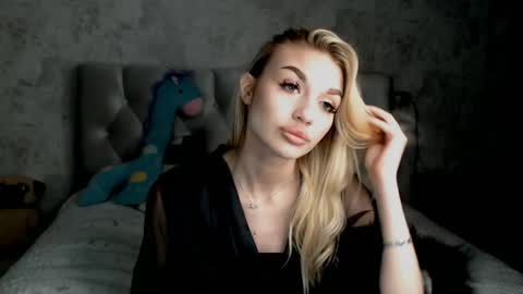 ellamilla online show from April 2026 06:10:01 PM
