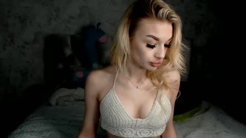 ellamilla online show from April 2026 01:39:02 PM