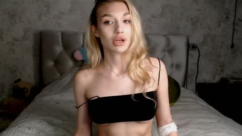 ellamilla online show from May 2026 05:18:02 PM
