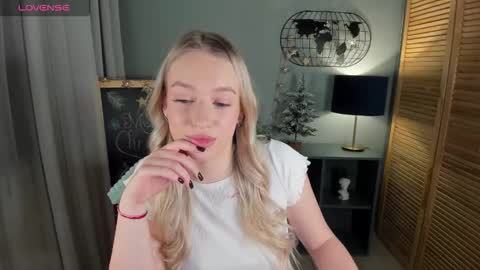 Snapshot of elldiana chatting on December 2025 01:32:02 AM elldiana online show from December 2025 01:32:02 AM