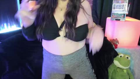 Snapshot of elle4you chatting on September 2025 08:13:01 PM ELLE online show from September 2025 08:13:01 PM