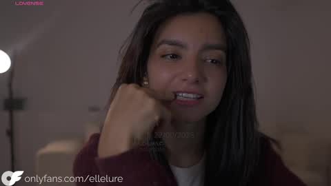 Snapshot of ellelure_ chatting on October 2025 12:21:02 AM Linda Restrepo online show from October 2025 12:21:02 AM