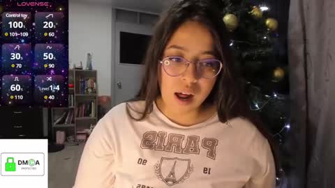 Snapshot of ellie_jones1 chatting on December 2024 01:32:02 AM Ellie online show from December 2024 01:32:02 AM