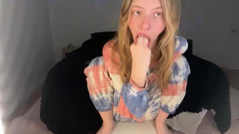 Snapshot of ellieluvs chatting on September 2025 05:33:01 AM ellie online show from September 2025 05:33:01 AM