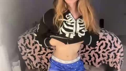 Snapshot of ellieluvs chatting on October 2025 02:55:02 AM ellie online show from October 2025 02:55:02 AM