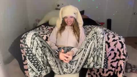 Snapshot of ellieluvs chatting on October 2025 02:03:02 AM ellie online show from October 2025 02:03:02 AM