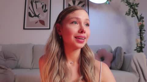 Elizabeth or you can call me Ellie online show from October 2025 03:52:01 PM