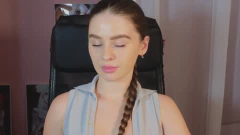 Snapshot of elliephant_ chatting on December 2024 12:33:02 PM just Emily online show from December 2024 12:33:02 PM