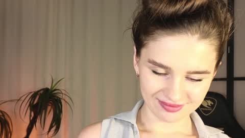 Snapshot of elliephant_ chatting on December 2024 03:24:02 PM just Emily online show from December 2024 03:24:02 PM