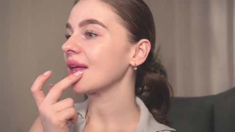 Snapshot of elliephant_ chatting on January 2025 12:35:01 PM just Emily online show from January 2025 12:35:01 PM