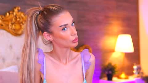 Snapshot of ellieredd chatting on October 2025 09:01:01 AM Ellie online show from October 2025 09:01:01 AM