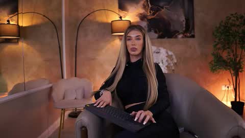 Snapshot of ellieredd chatting on November 2025 05:22:02 AM Ellie online show from November 2025 05:22:02 AM