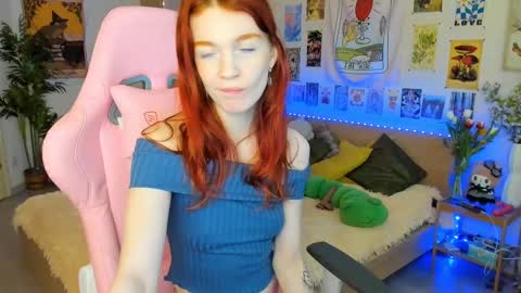 Snapshot of elly_milas chatting on March 2025 08:07:01 AM Elly Fansly online show from March 2025 08:07:01 AM