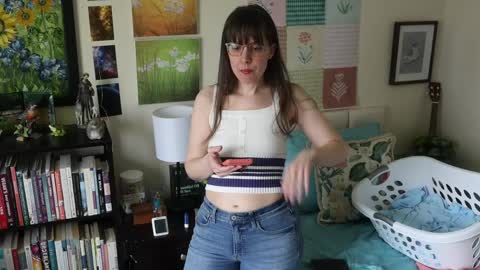 Elly Naomi online show from April 2026 04:49:01 PM