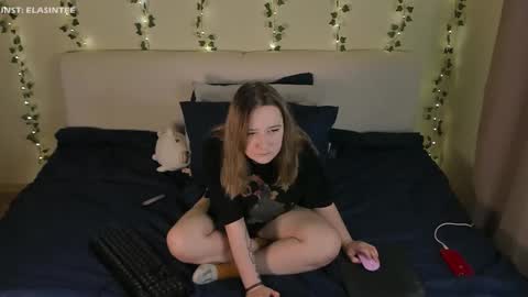 Snapshot of elovinora chatting on November 2025 07:23:02 PM Ela give me a thumbs up if you like it and this is important for the development of the account online show from November 2025 07:23:02 PM