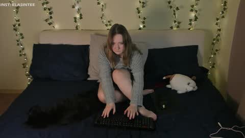 Snapshot of elovinora chatting on November 2025 05:57:01 PM Ela give me a thumbs up if you like it and this is important for the development of the account online show from November 2025 05:57:01 PM