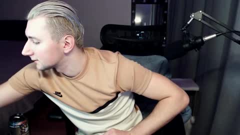 Snapshot of elvin_vaenight chatting on November 2025 11:03:01 PM Elvin Vaenight online show from November 2025 11:03:01 PM