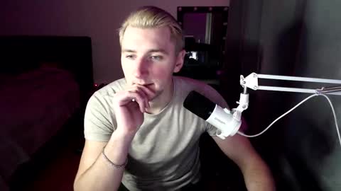 Snapshot of elvin_vaenight chatting on January 2026 10:33:02 PM Elvin Vaenight online show from January 2026 10:33:02 PM