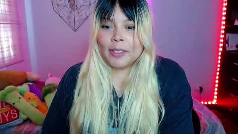 Snapshot of elymoon chatting on November 2025 08:41:01 PM Ely online show from November 2025 08:41:01 PM