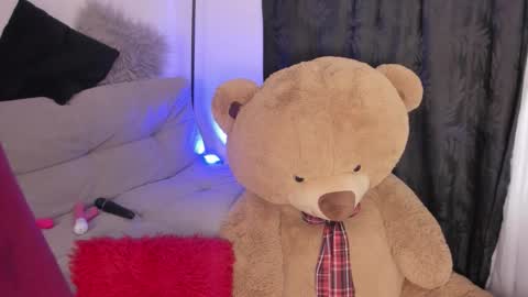 Snapshot of elyross_ chatting on October 2025 09:36:01 PM Ross online show from October 2025 09:36:01 PM