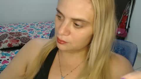 Snapshot of elza_blonde chatting on February 2025 07:21:01 PM E L Z A online show from February 2025 07:21:01 PM