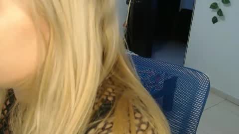 Snapshot of elza_blonde chatting on February 2025 09:43:01 PM E L Z A online show from February 2025 09:43:01 PM