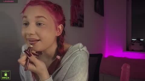 Em1l1a online show from October 2025 07:20:01 PM