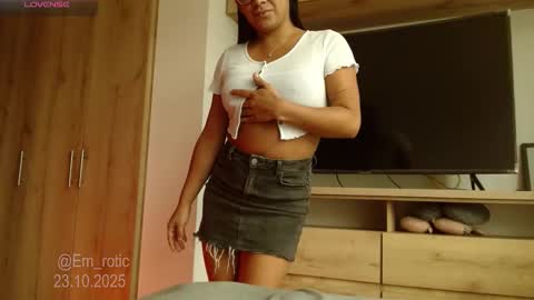 Snapshot of em_rotic chatting on October 2025 08:51:02 PM Emilia online show from October 2025 08:51:02 PM