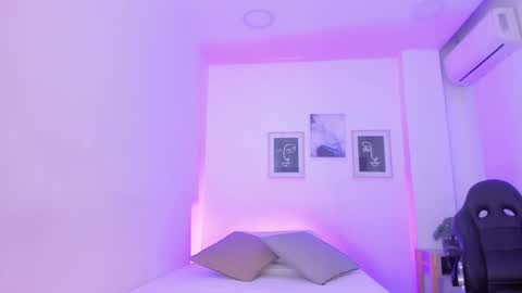 Snapshot of emelie_89 chatting on January 2025 11:53:01 AM emelie_89 online show from January 2025 11:53:01 AM