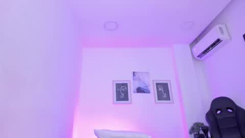 Snapshot of emelie_89 chatting on February 2025 03:27:01 PM emelie_89 online show from February 2025 03:27:01 PM