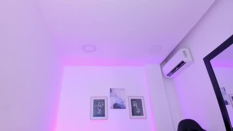 Snapshot of emelie_89 chatting on March 2025 12:01:02 PM emelie_89 online show from March 2025 12:01:02 PM