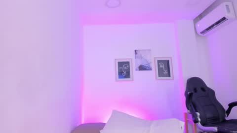 Snapshot of emelie_89 chatting on March 2025 03:07:02 PM emelie_89 online show from March 2025 03:07:02 PM