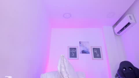Snapshot of emelie_89 chatting on March 2025 03:24:01 PM emelie_89 online show from March 2025 03:24:01 PM