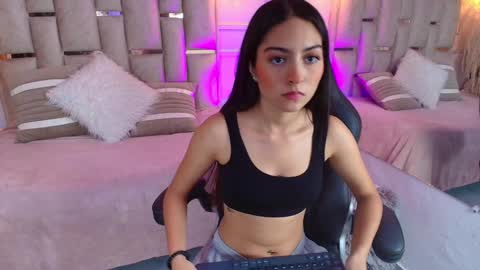 Snapshot of emelie_ch_ chatting on January 2025 05:37:01 AM Emily online show from January 2025 05:37:01 AM