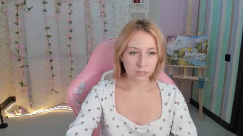 Snapshot of emely_garcias chatting on October 2025 12:05:01 PM emelia online show from October 2025 12:05:01 PM