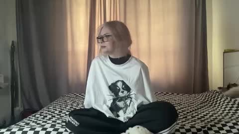 Snapshot of emelymclane chatting on May 2026 12:23:01 PM Elisabeth online show from May 2026 12:23:01 PM