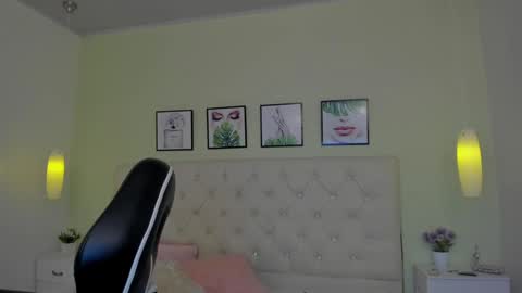 Snapshot of emiilycutex_ chatting on December 2024 12:18:02 PM online show from December 2024 12:18:02 PM