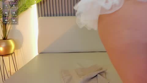 Snapshot of emiilycutex_ chatting on January 2025 06:15:01 PM online show from January 2025 06:15:01 PM