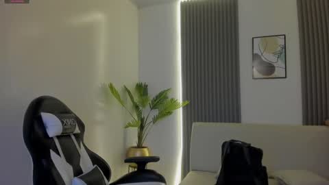 Snapshot of emiilycutex_ chatting on January 2025 12:15:01 PM online show from January 2025 12:15:01 PM
