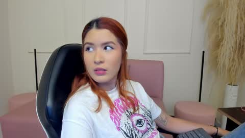 Snapshot of emiilycutex_ chatting on February 2025 12:16:01 PM online show from February 2025 12:16:01 PM