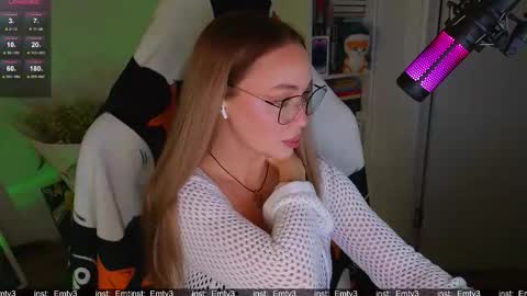 Snapshot of emili1_bc chatting on November 2025 01:11:02 PM Emili online show from November 2025 01:11:02 PM