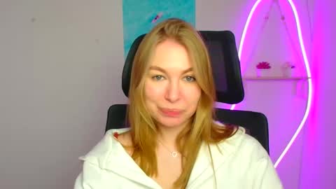 Snapshot of emilia_ilia chatting on March 2026 08:19:01 AM Emilia online show from March 2026 08:19:01 AM