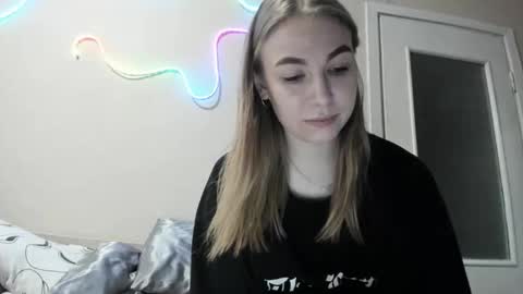 Snapshot of emilia_ilia chatting on June 2026 02:45:01 PM Emilia online show from June 2026 02:45:01 PM