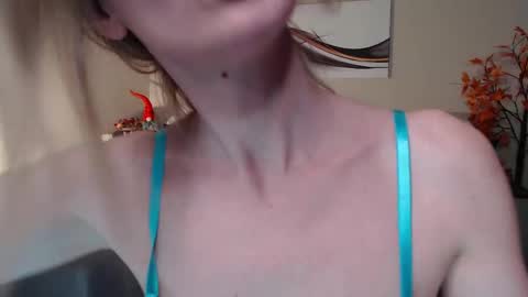 Snapshot of emilly_angel chatting on March 2025 08:27:01 PM Emily online show from March 2025 08:27:01 PM