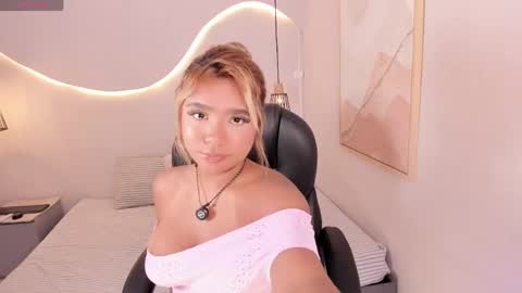 Snapshot of emilly_mell chatting on May 2026 12:14:02 PM emilly_mell online show from May 2026 12:14:02 PM